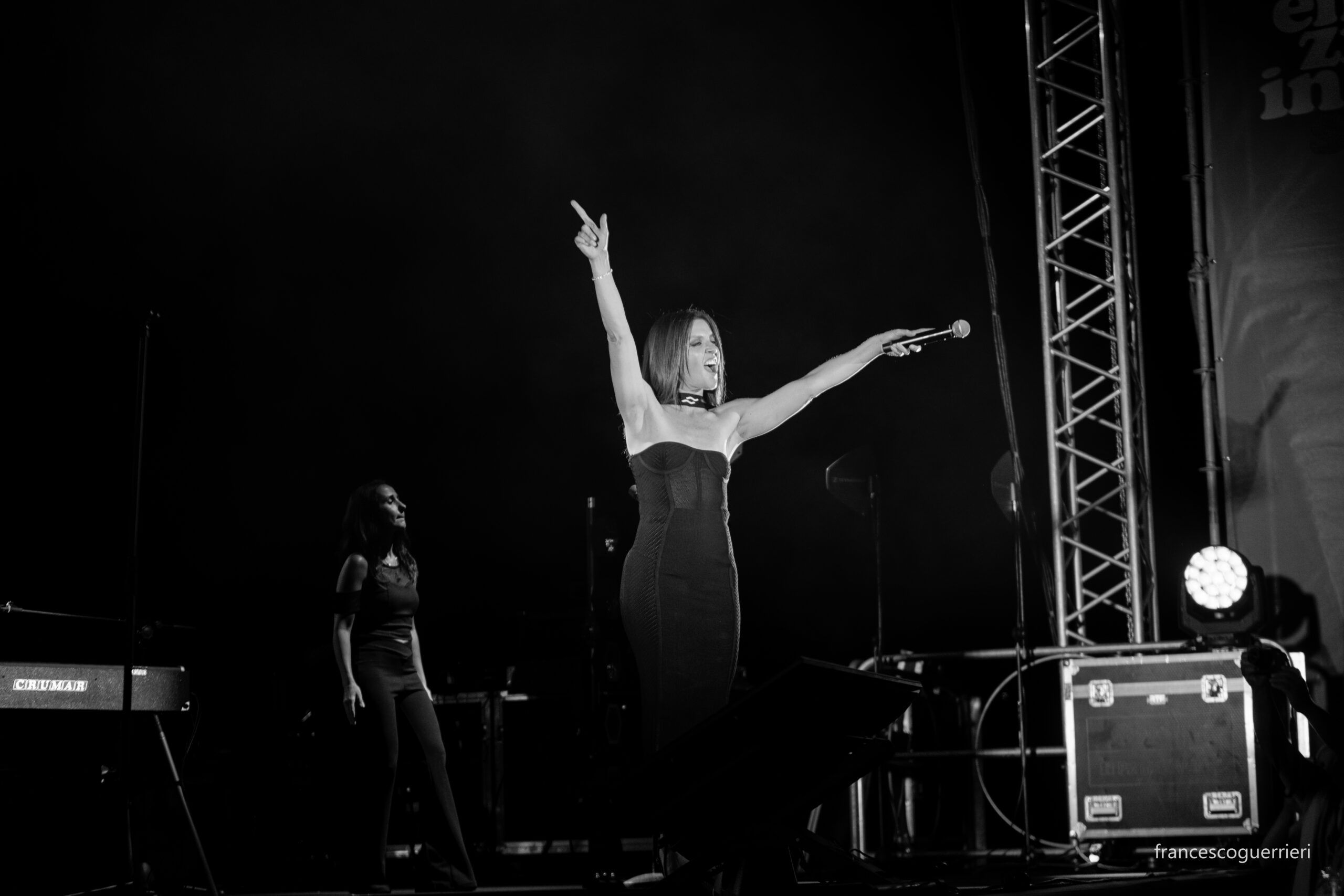 noemi Con la sua voce inconfondibile, potente ed emozionante, Noemi arriva sul palco di Emozioni in Musica per regalarti una serata di pura magia.