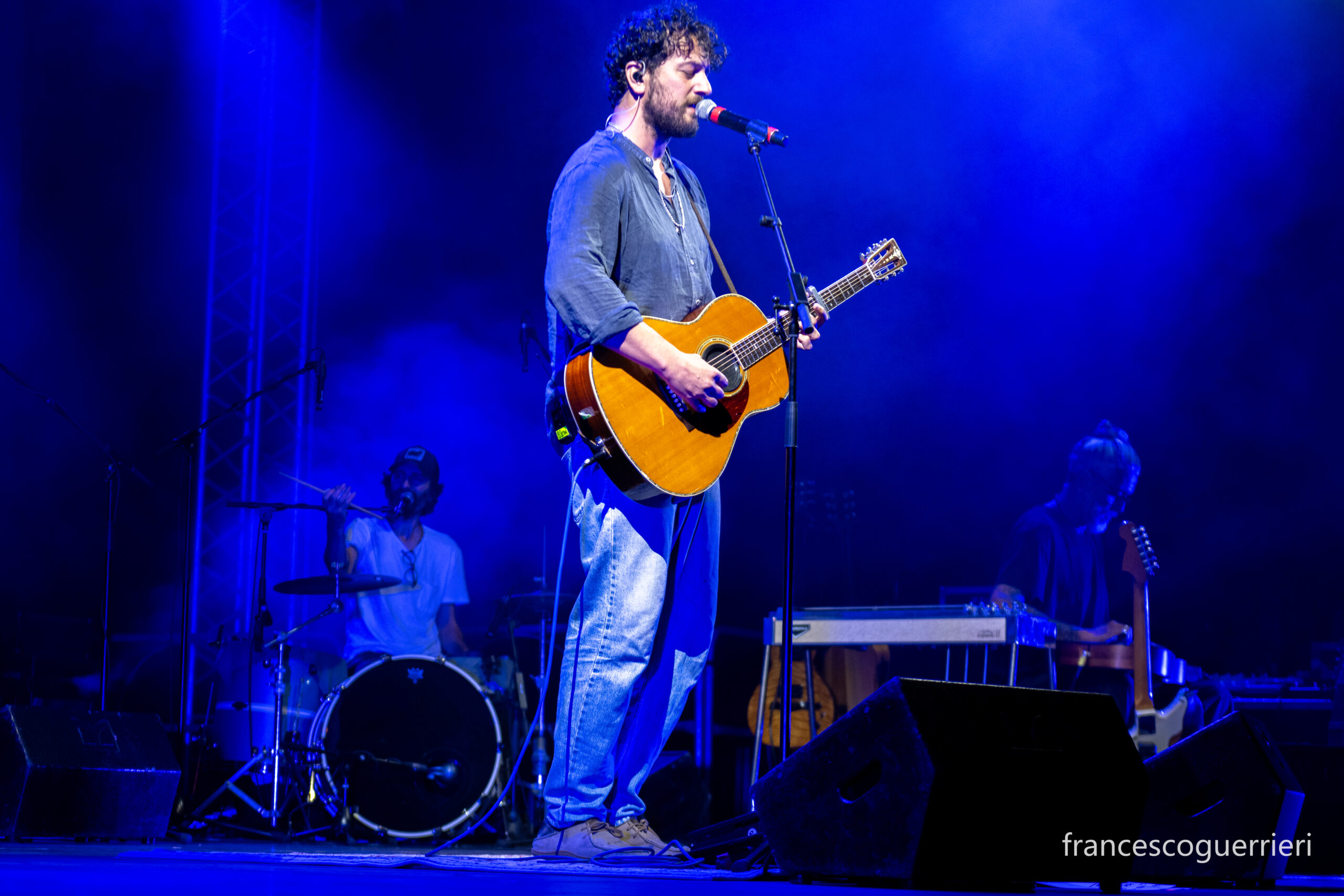 setak Setak porta la lingua e l’anima dell’Abruzzo sul palco di Emozioni in Musica attraverso una musica senza confini, autentica e universale.
